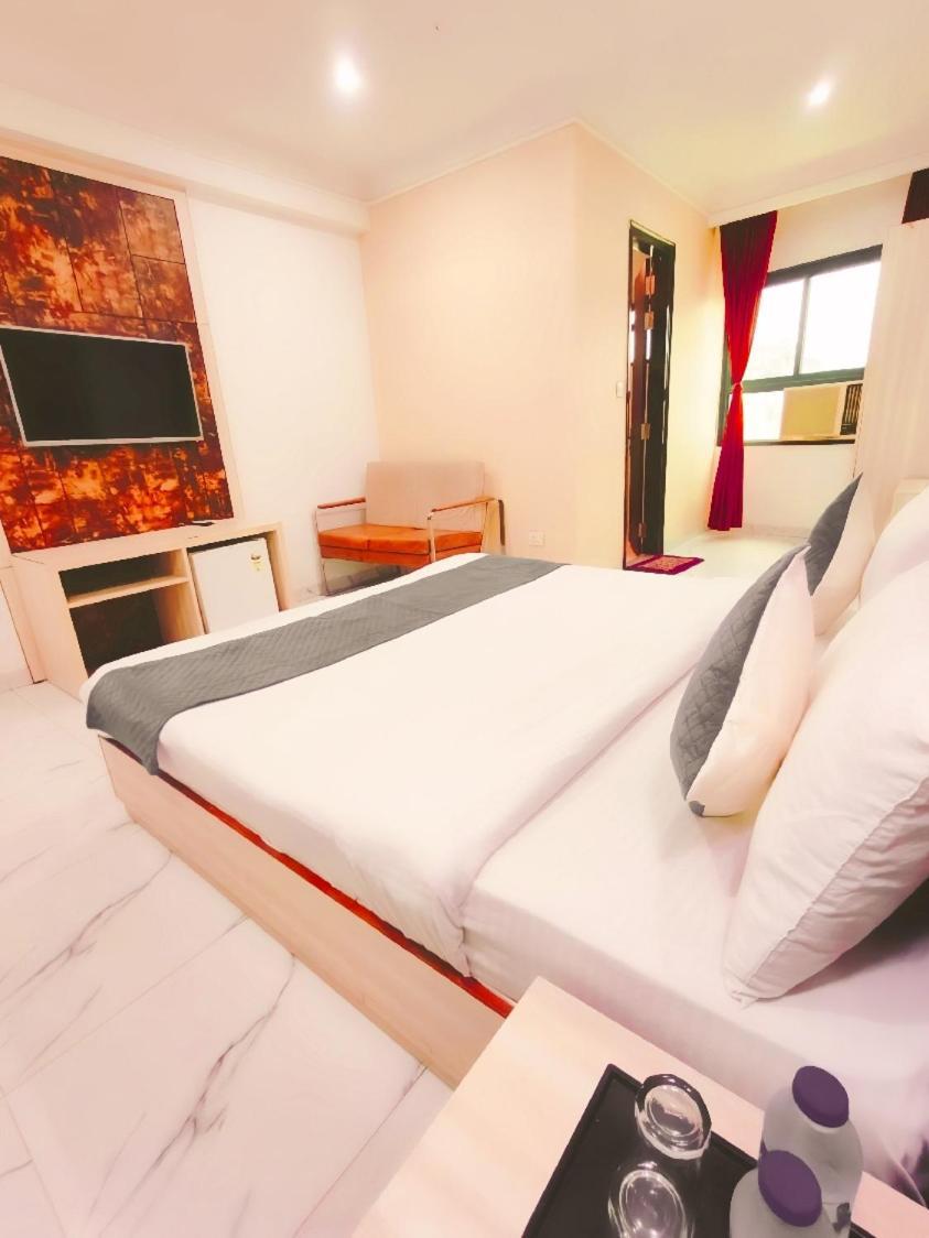 Hotel Almora Sky Near By Delhi International Airport With - Free Airport Pickup And Drop Nueva Delhi Exterior foto