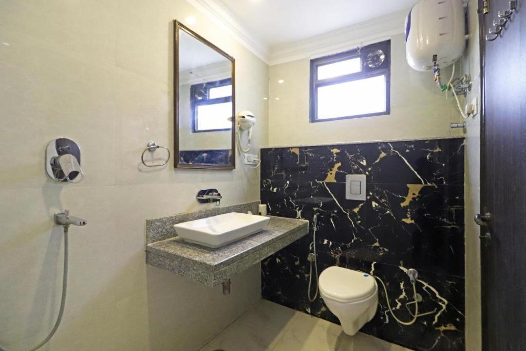 Hotel Almora Sky Near By Delhi International Airport With - Free Airport Pickup And Drop Nueva Delhi Exterior foto