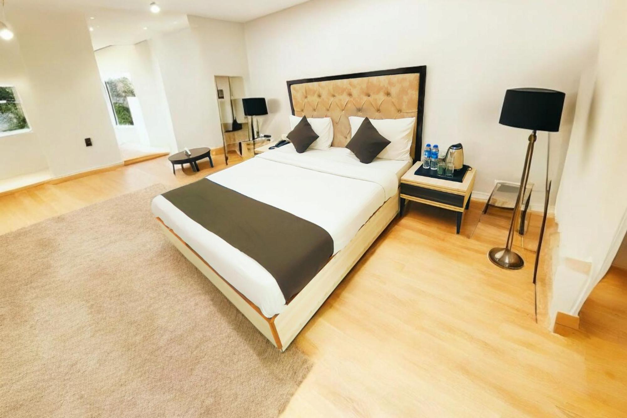 Hotel Almora Sky Near By Delhi International Airport With - Free Airport Pickup And Drop Nueva Delhi Exterior foto